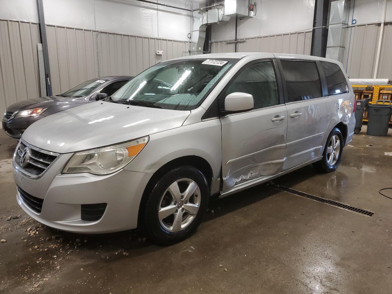 2010 Volkswagen Routan - Image 1
