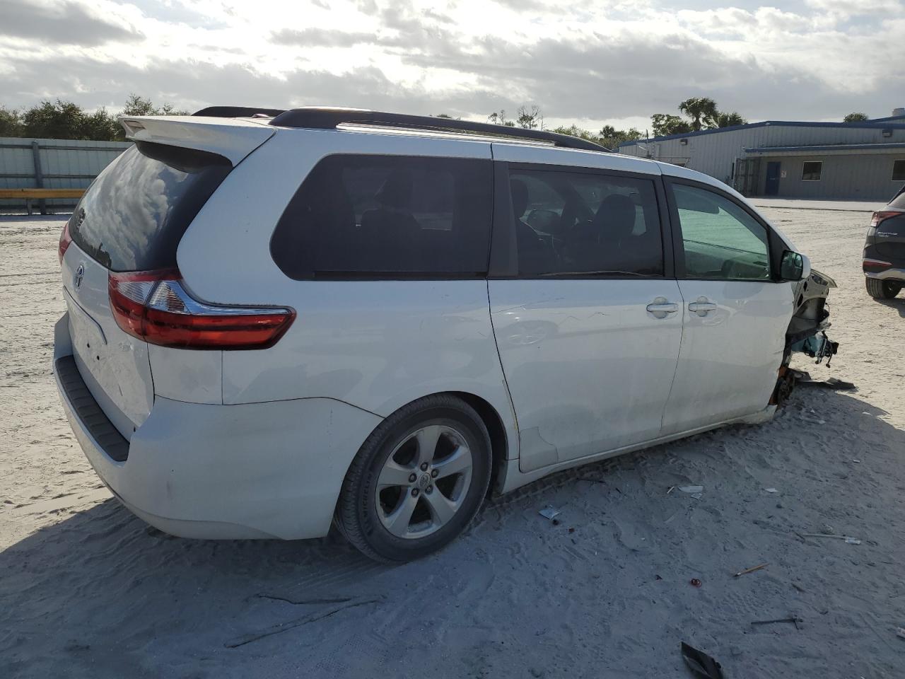 2015 Toyota Sienna - Image 3