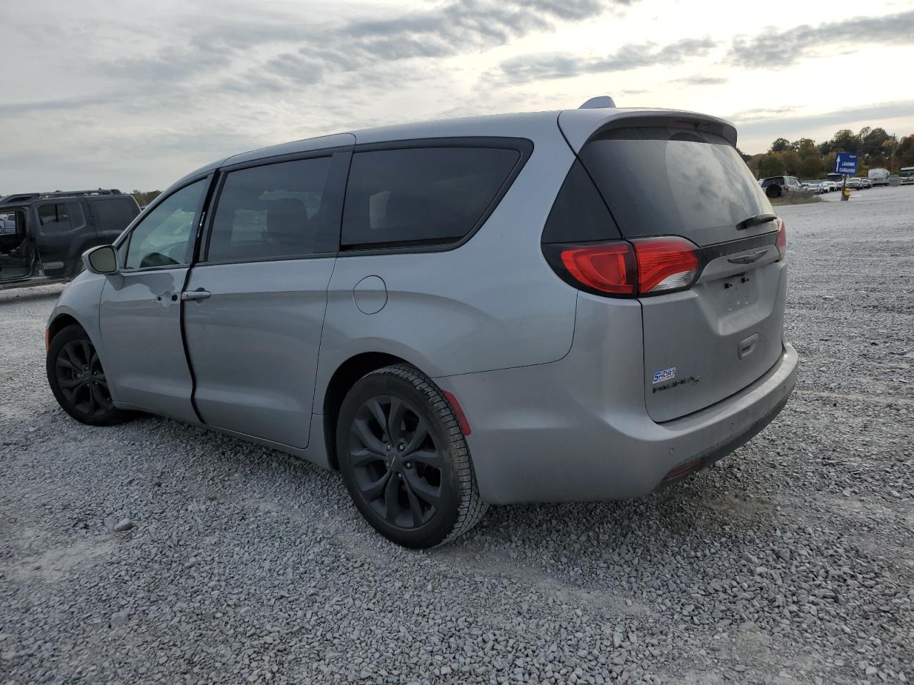 2020 Chrysler Pacifica - Image 2