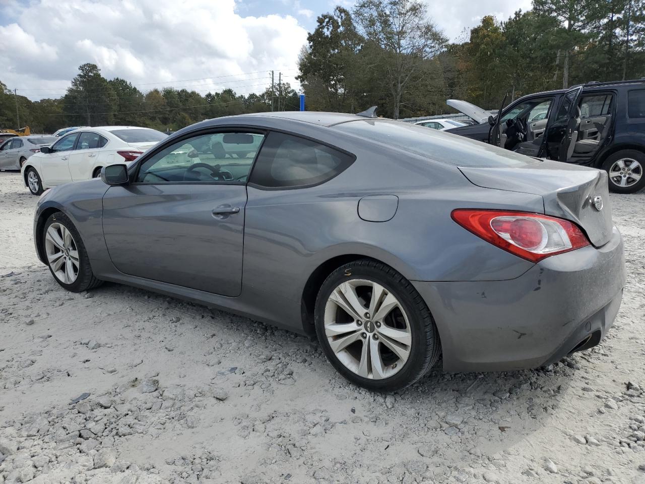 2011 Hyundai Genesis - Image 2