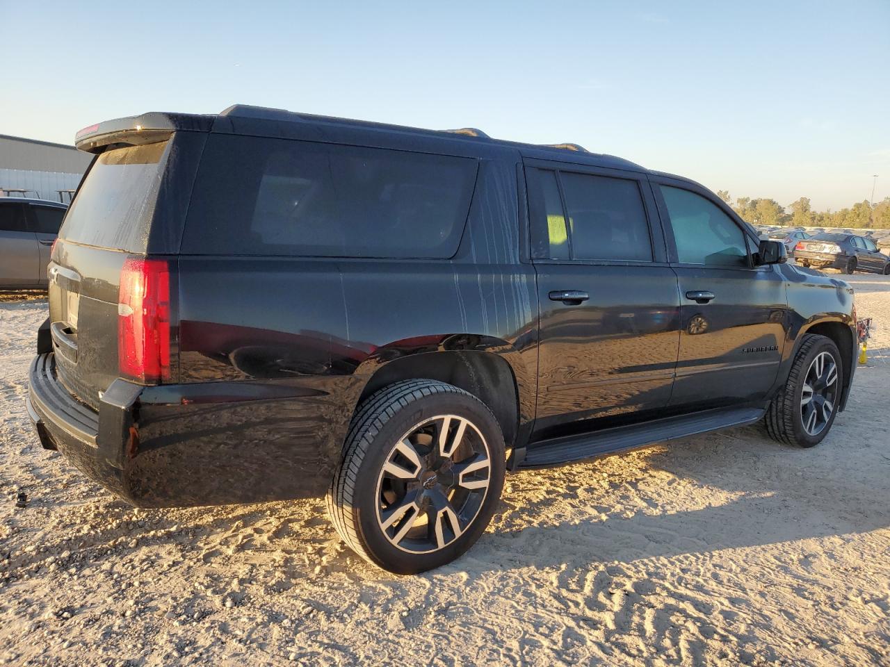 VIN 1GNSKJKC9JR223187 2018 CHEVROLET SUBURBAN no.3