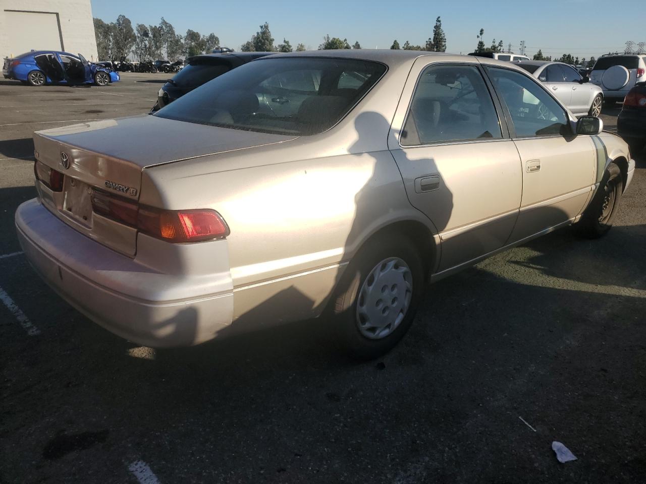 1999 Toyota Camry Le VIN: JT2BG22K9X0352057 Lot: 77401404