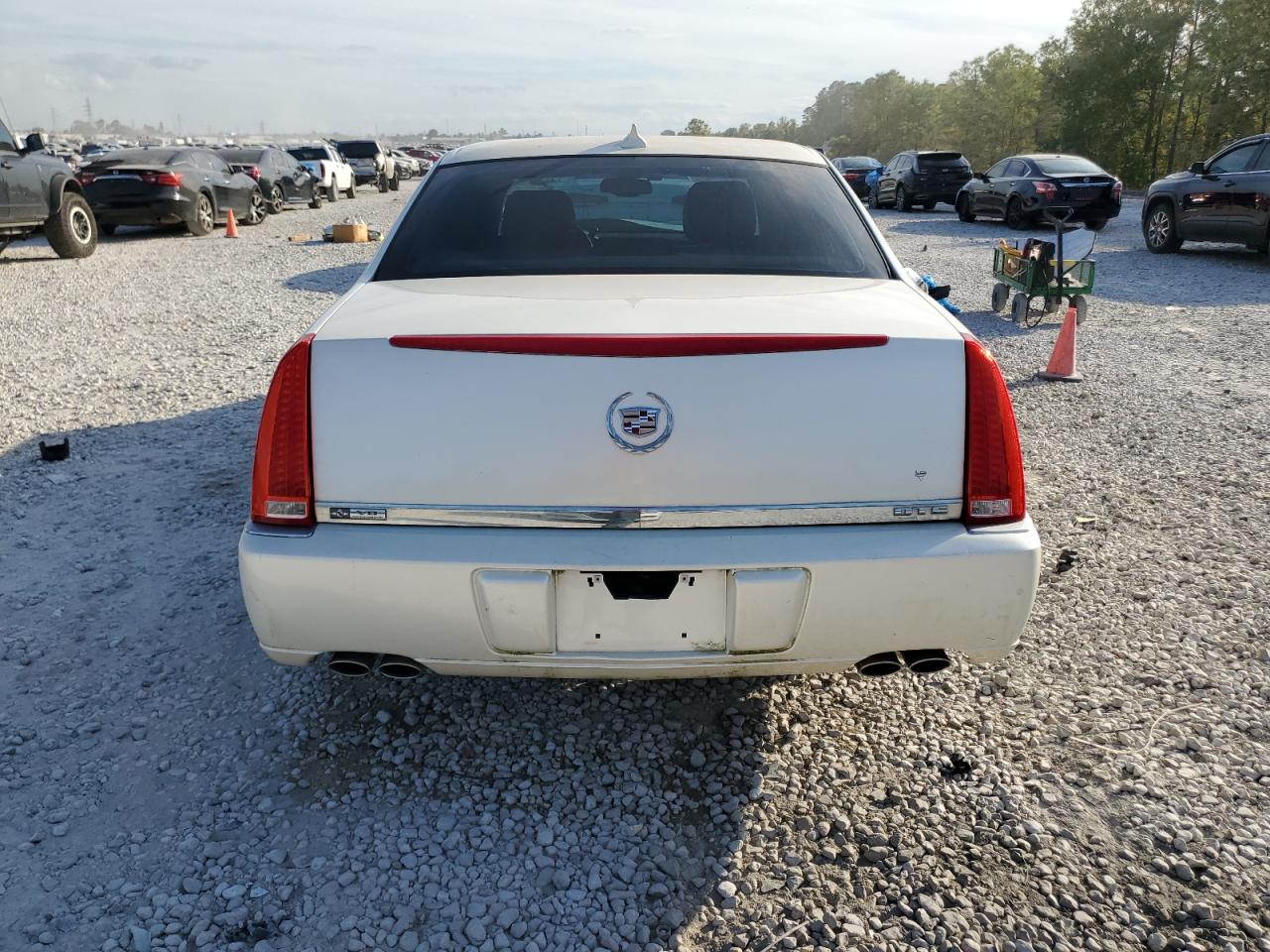 2009 Cadillac DTS - Image 6