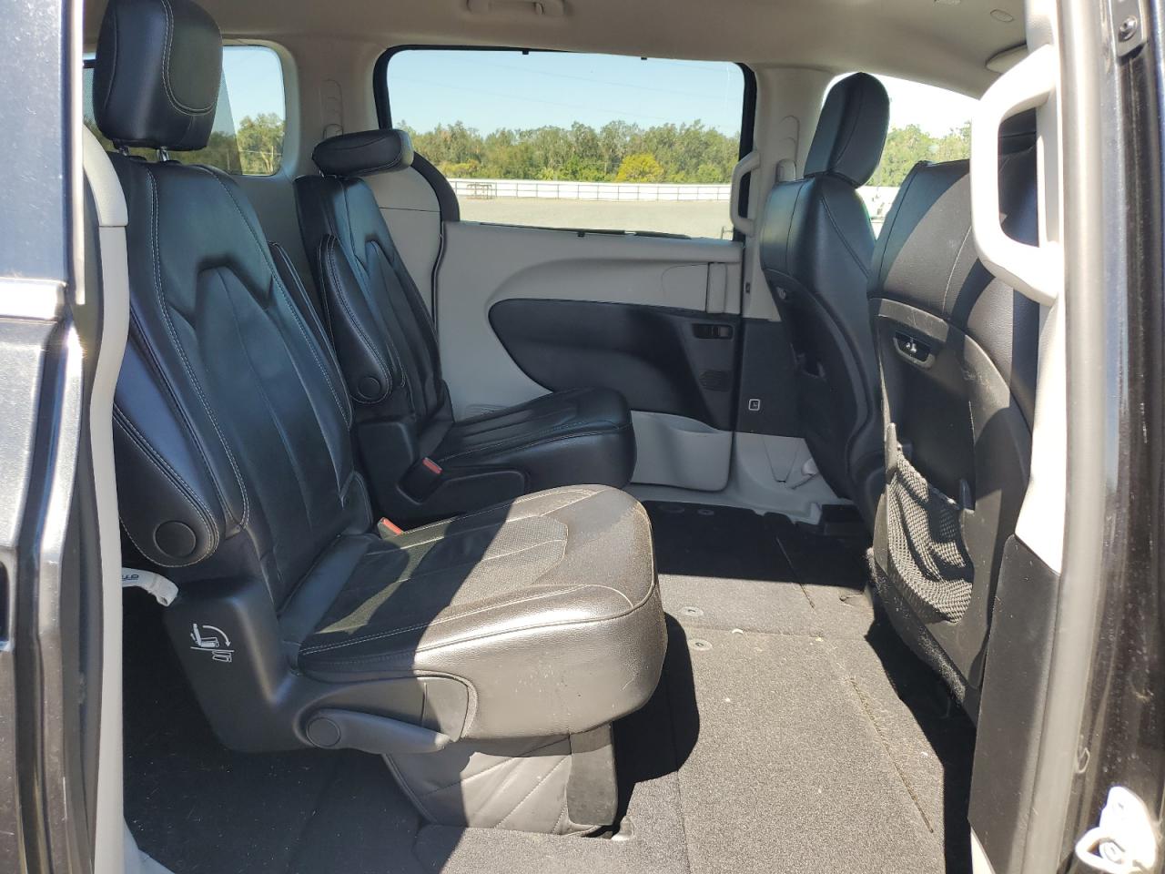2022 Chrysler Pacifica - Image 11