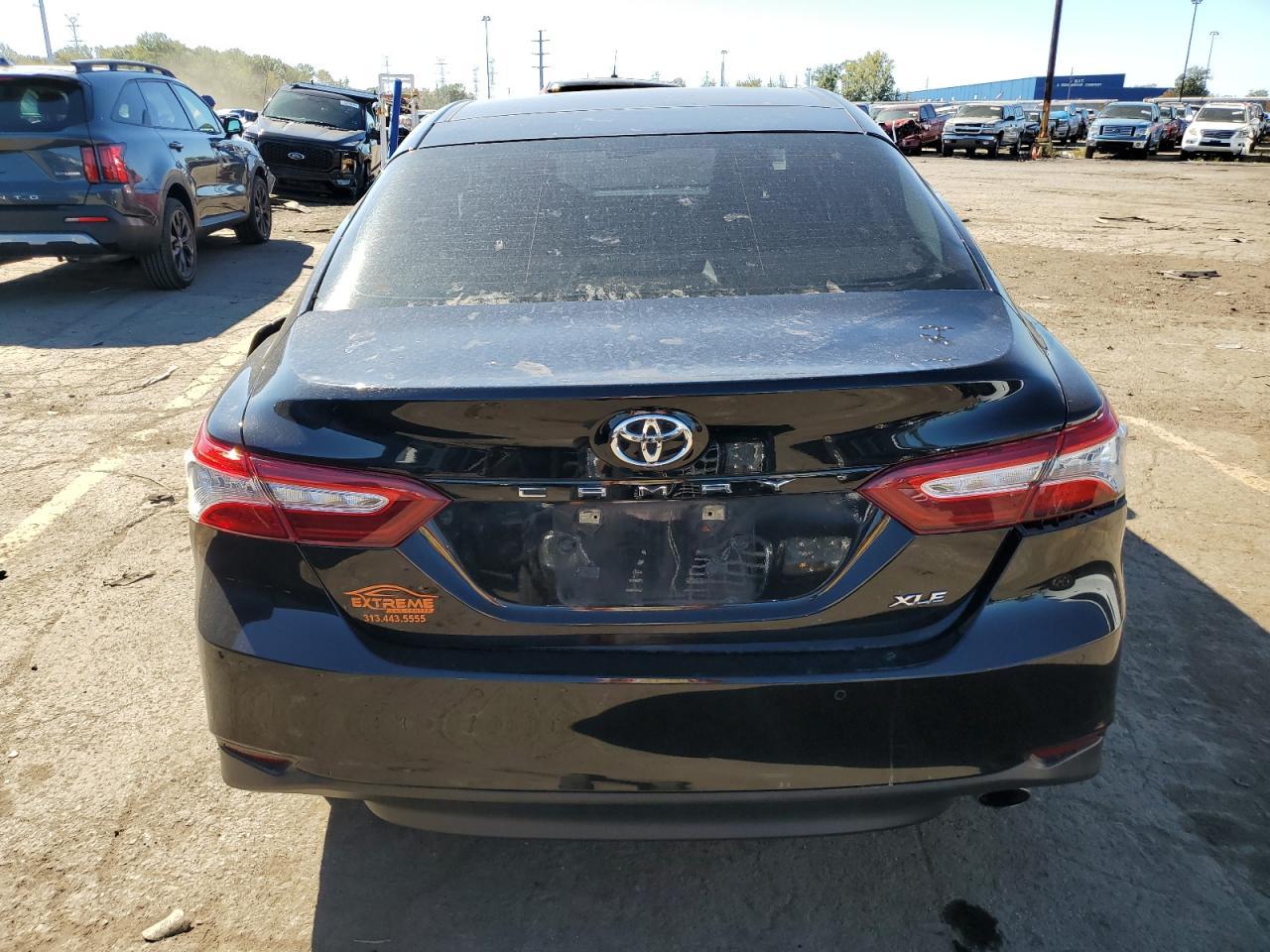 4T1B11HK0JU057113 2018 Toyota Camry L