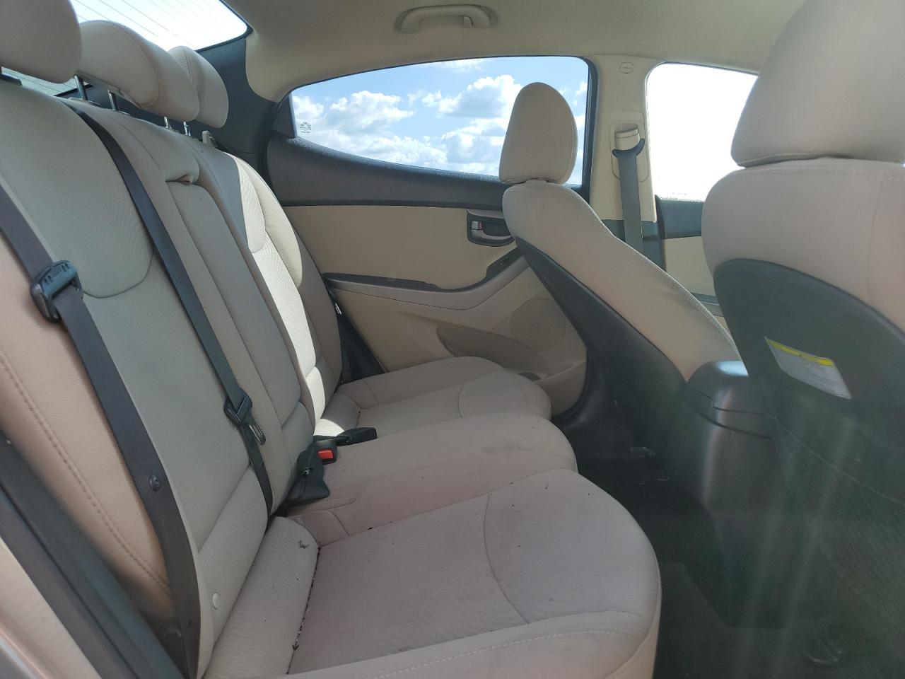 2015 Hyundai Elantra - Image 10