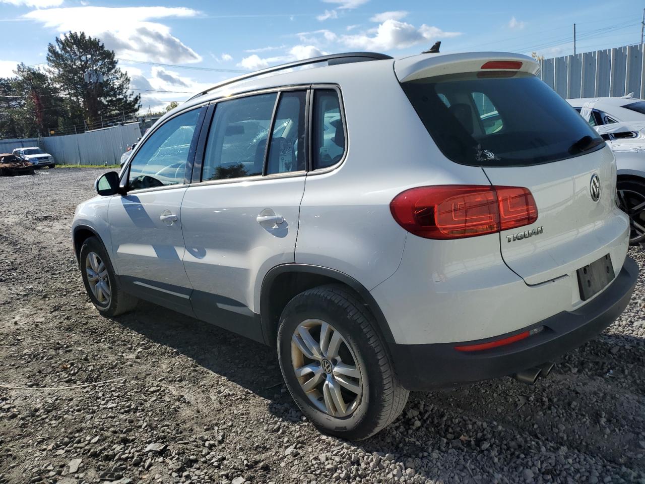 WVGBV7AX3HK002223 2017 VOLKSWAGEN TIGUAN - Image 2