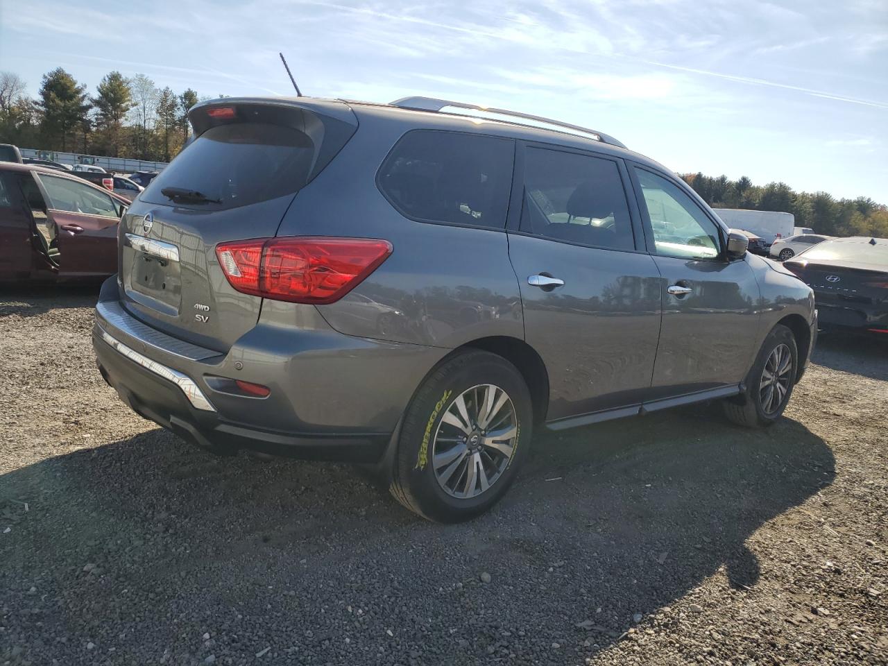 2017 Nissan Pathfinder - Image 3