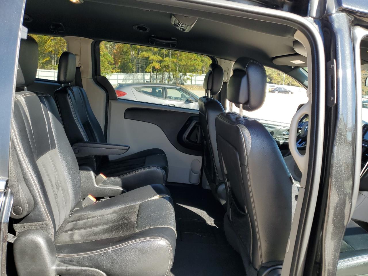 2017 Dodge Caravan - Image 11