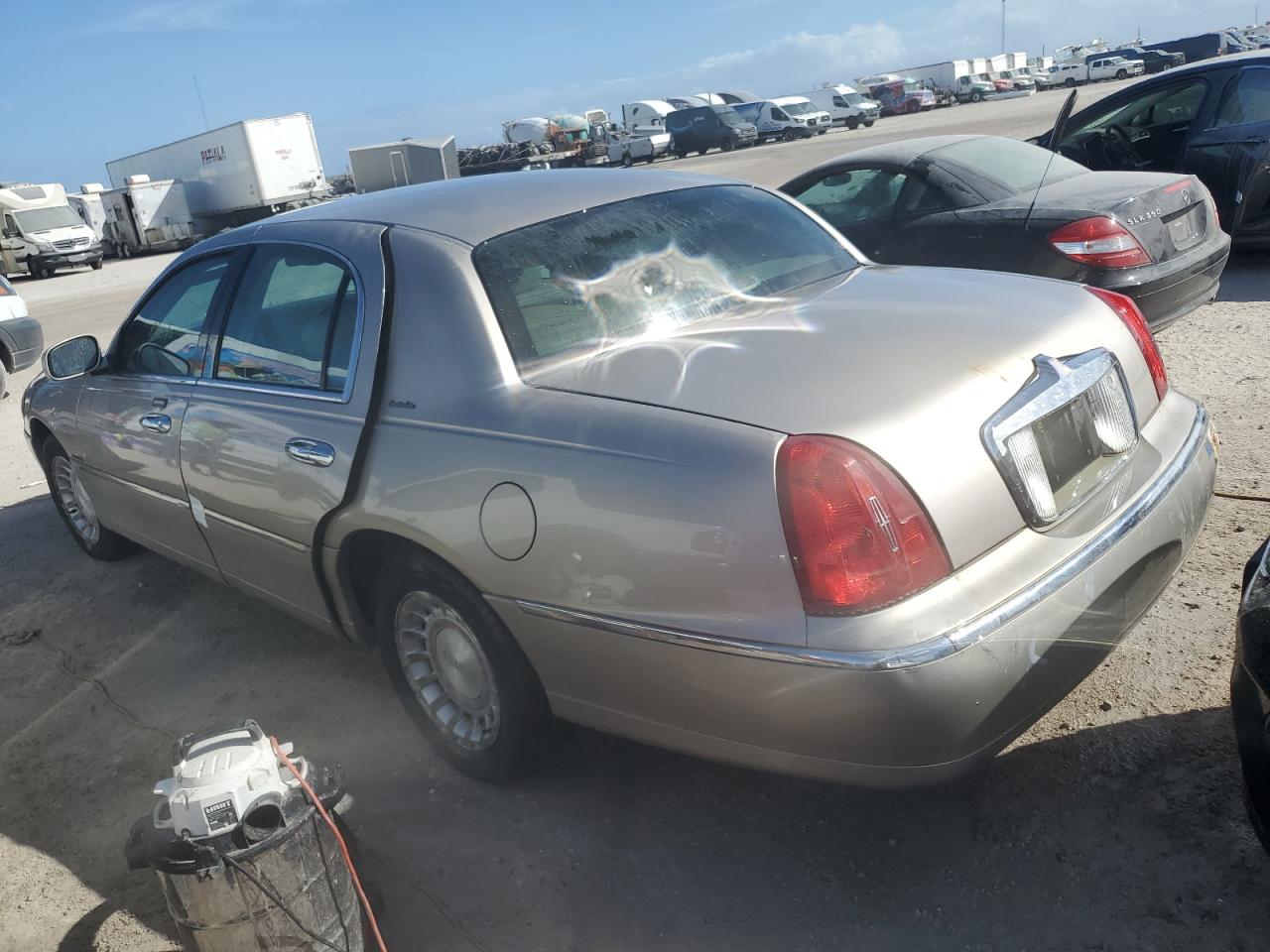 2002 Lincoln Town Car - Image 2