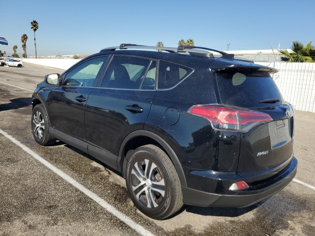 2T3ZFREVXJW469639 2018 Toyota Rav4 Le