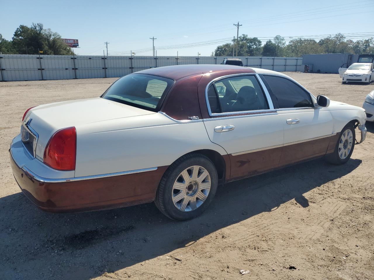 2005 Lincoln Town Car - Image 3
