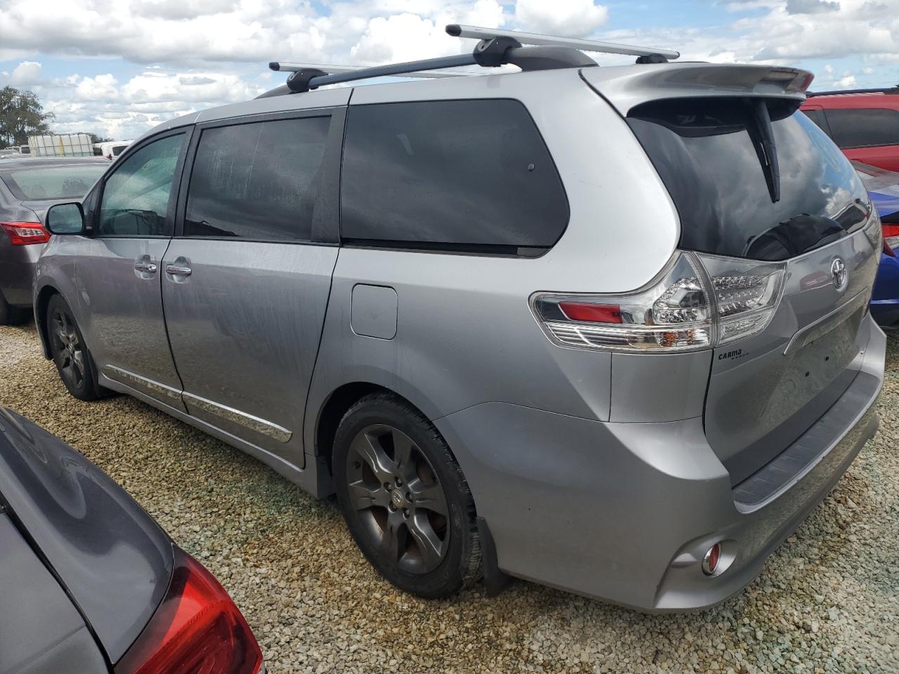 2016 Toyota Sienna - Image 2