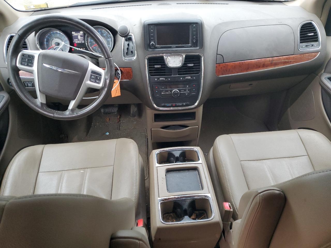 2015 Chrysler Town & Country - Image 8