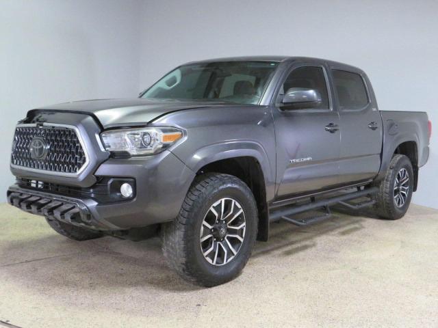 Pickups TOYOTA TACOMA 2017 Szary