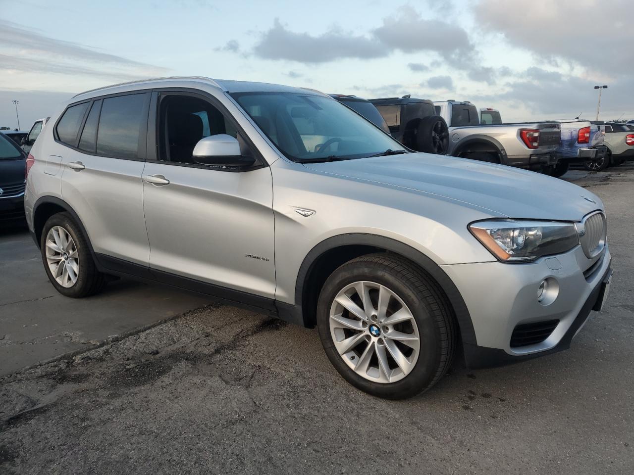 VIN 5UXWZ7C36H0V91962 2017 BMW X3 no.4