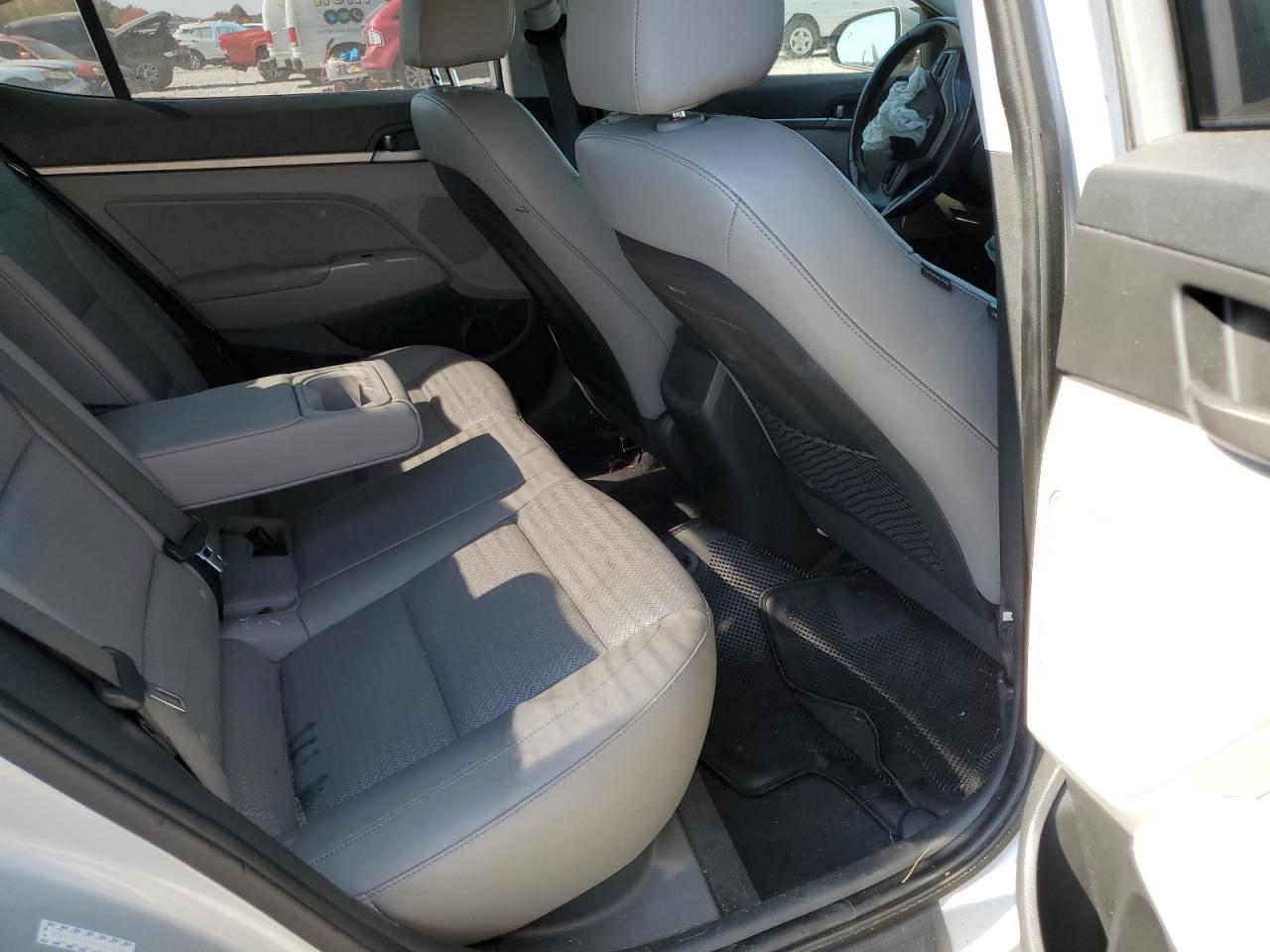 2017 Hyundai Elantra - Image 10