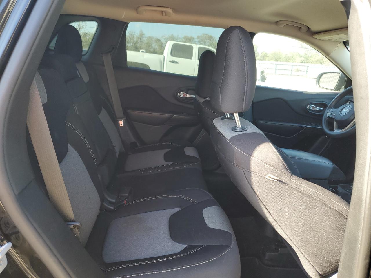 2015 Jeep Grand Cherokee - Image 10