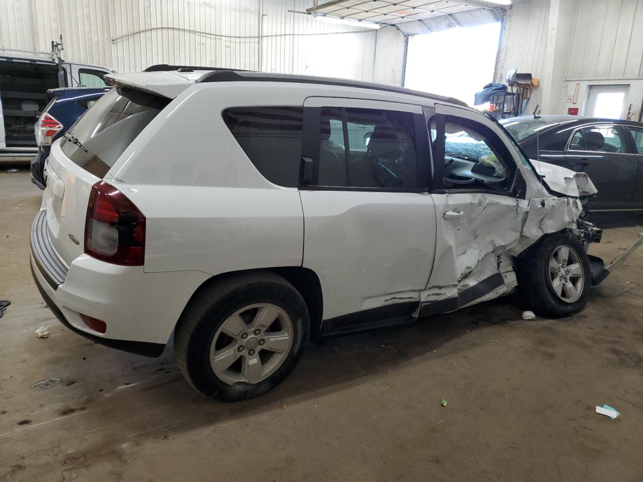 VIN 1C4NJCEA2GD719632 2016 JEEP COMPASS no.3