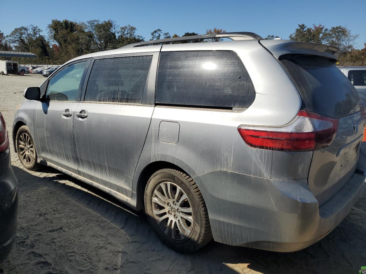 2018 Toyota Sienna - Image 2