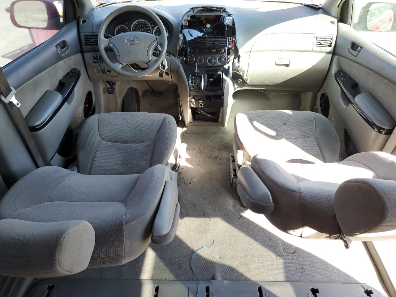 2004 Toyota Sienna - Image 8