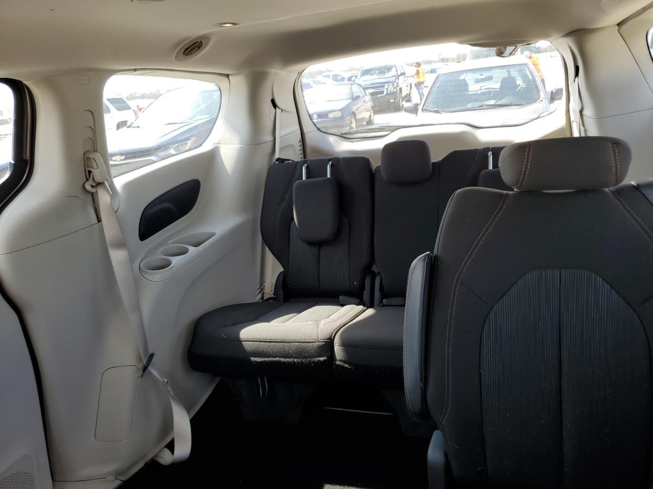 2017 Chrysler Pacifica - Image 10