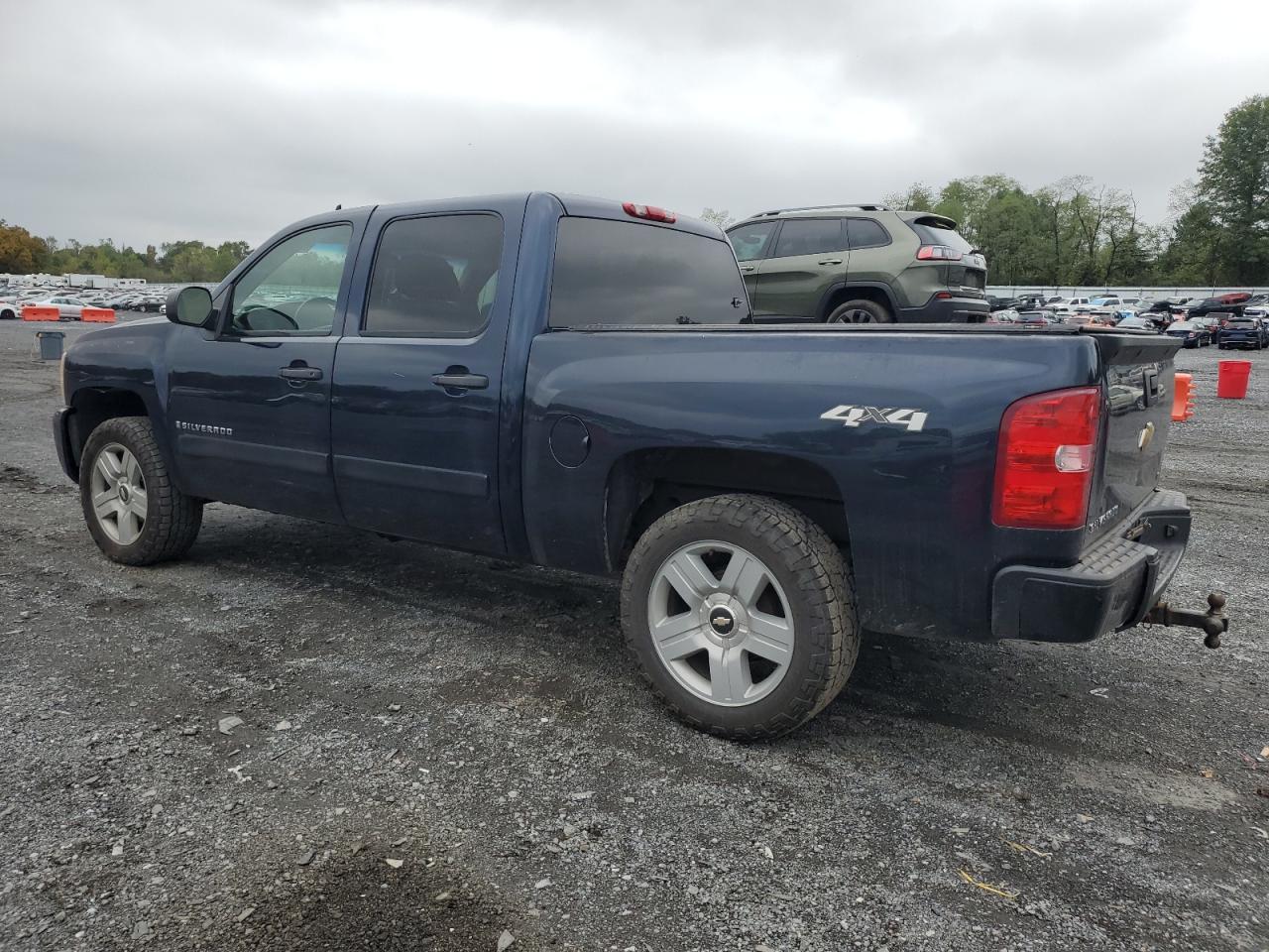 2007 Chevrolet Silverado - Image 2