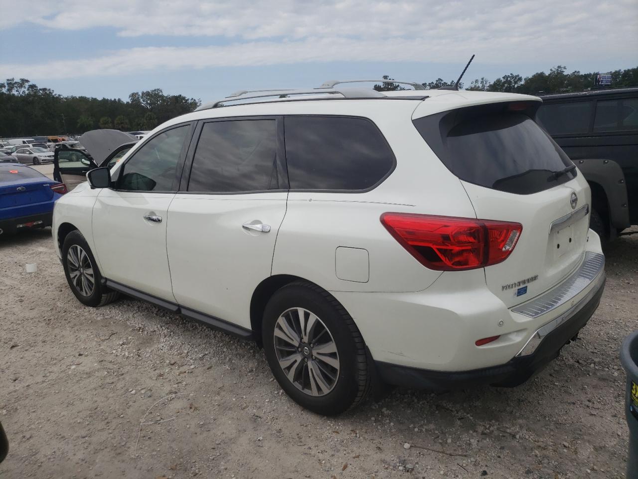 2017 Nissan Pathfinder - Image 2