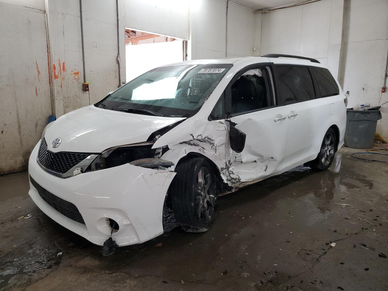 2015 Toyota Sienna - Image 1