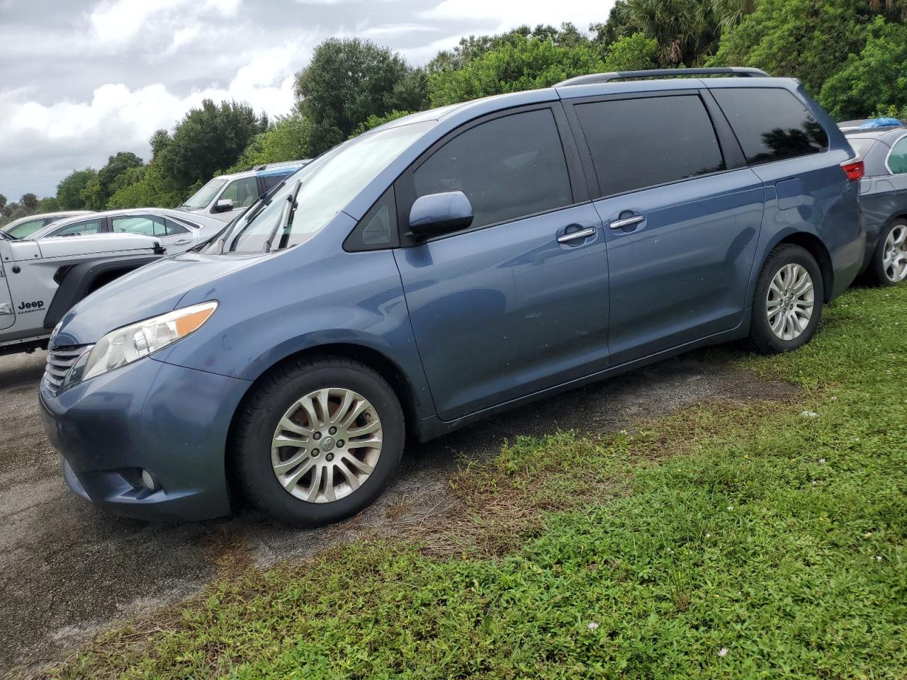 5TDYZ3DC8HS852216 2017 TOYOTA SIENNA - Image 1