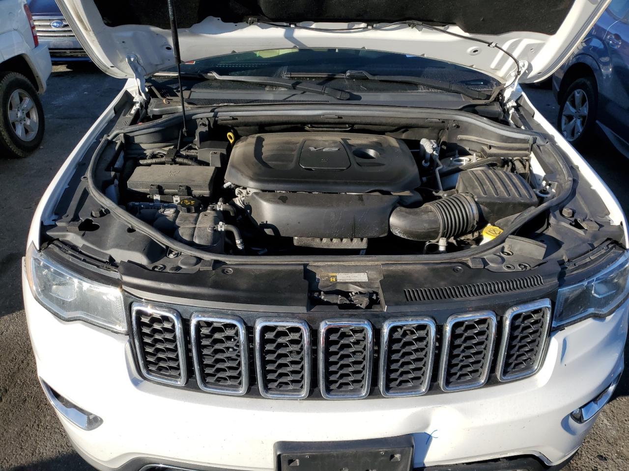 2018 Jeep Grand Cherokee - Image 12