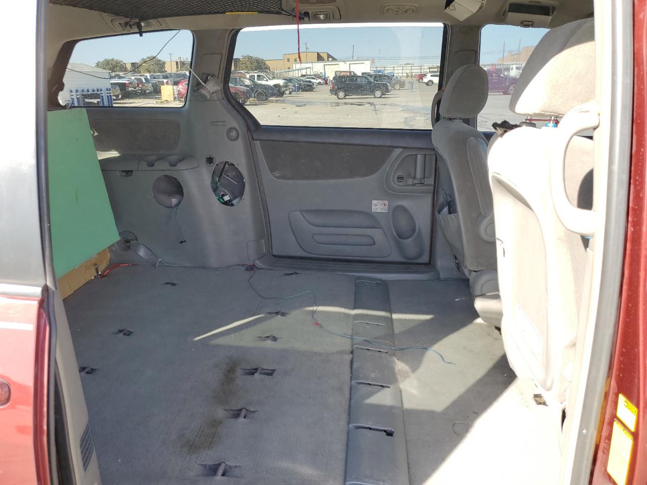 2004 Toyota Sienna - Image 11