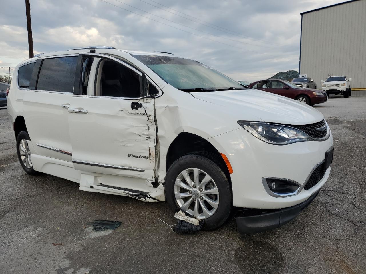 2019 Chrysler Pacifica - Image 4