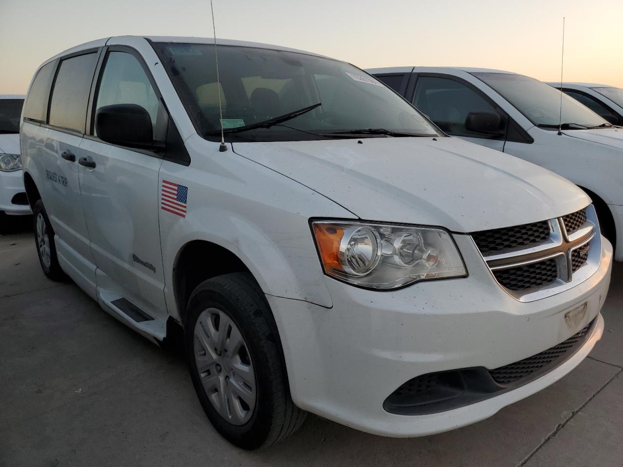 2019 Dodge Caravan - Image 4