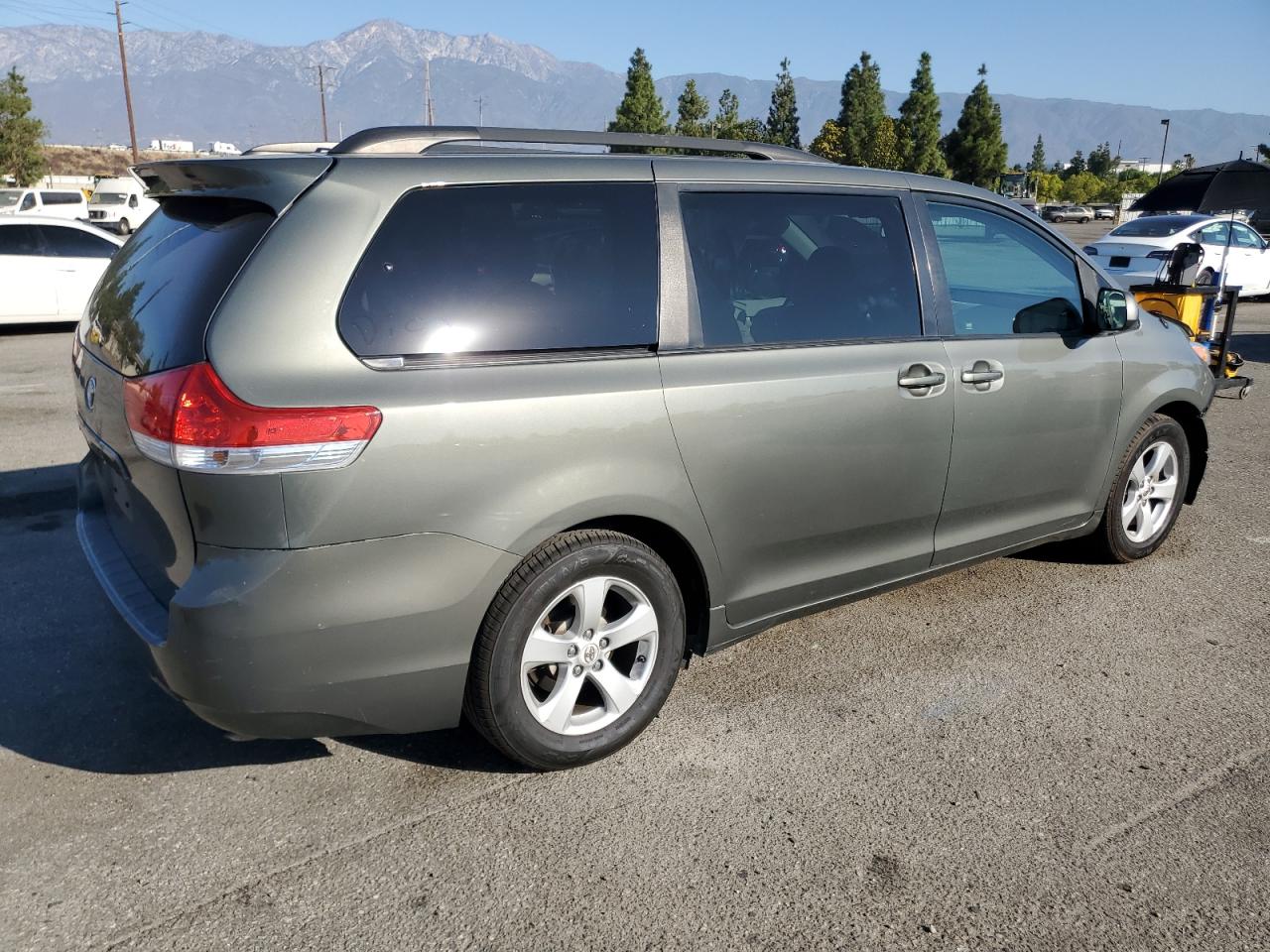 2011 Toyota Sienna - Image 3