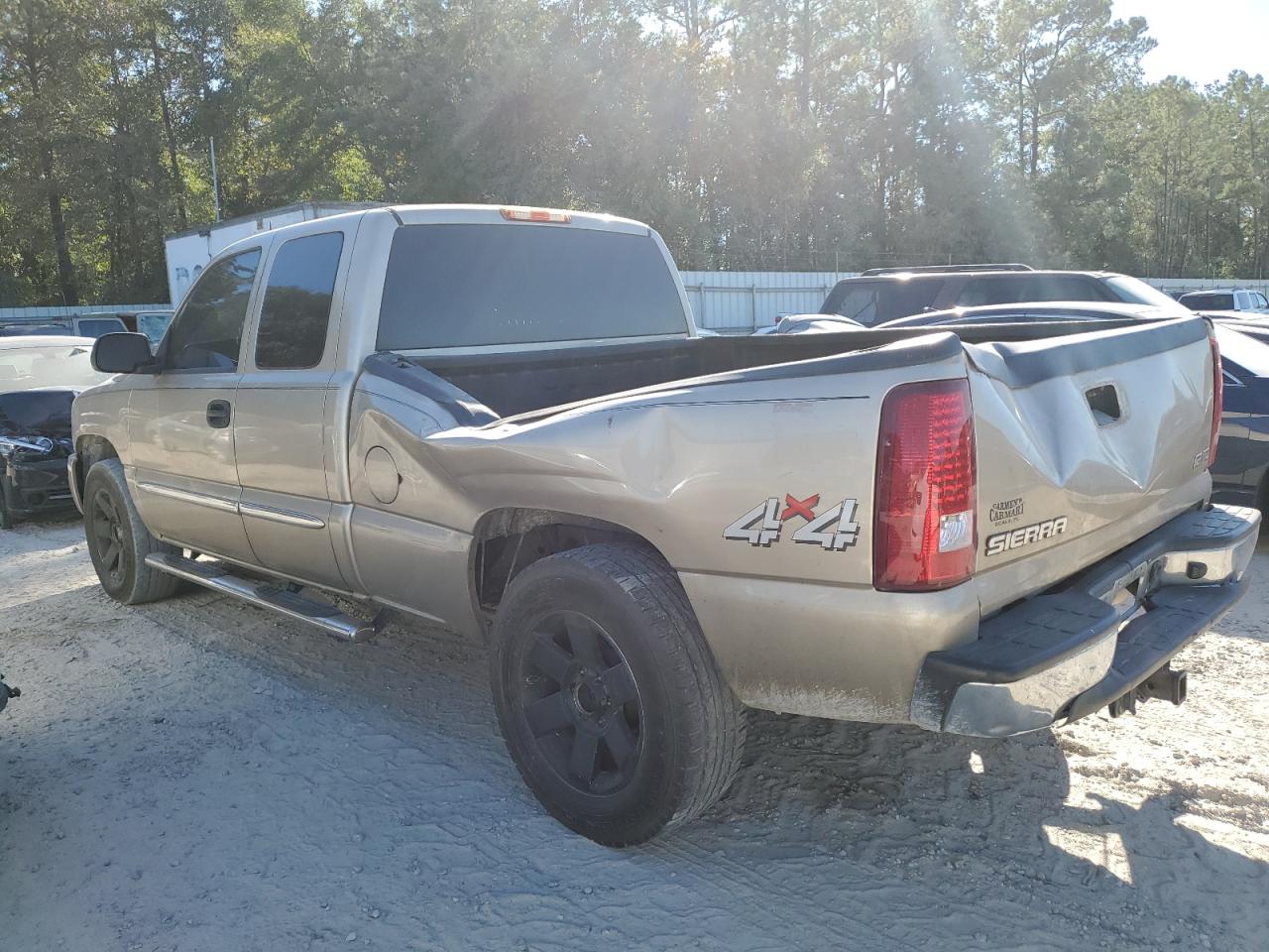 2004 GMC Sierra - Image 2