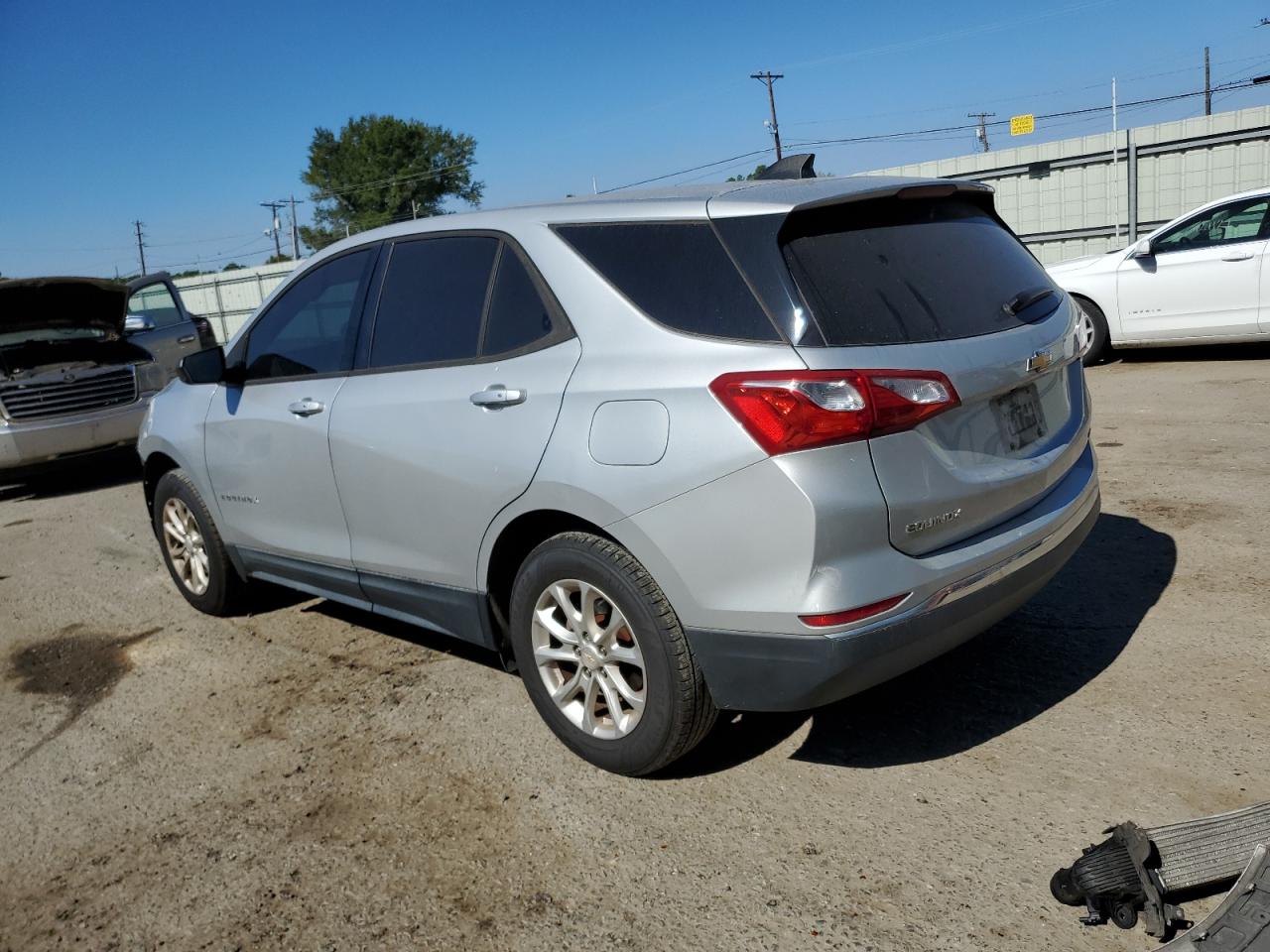 2GNAXREV5J6217326 2018 CHEVROLET EQUINOX - Image 2