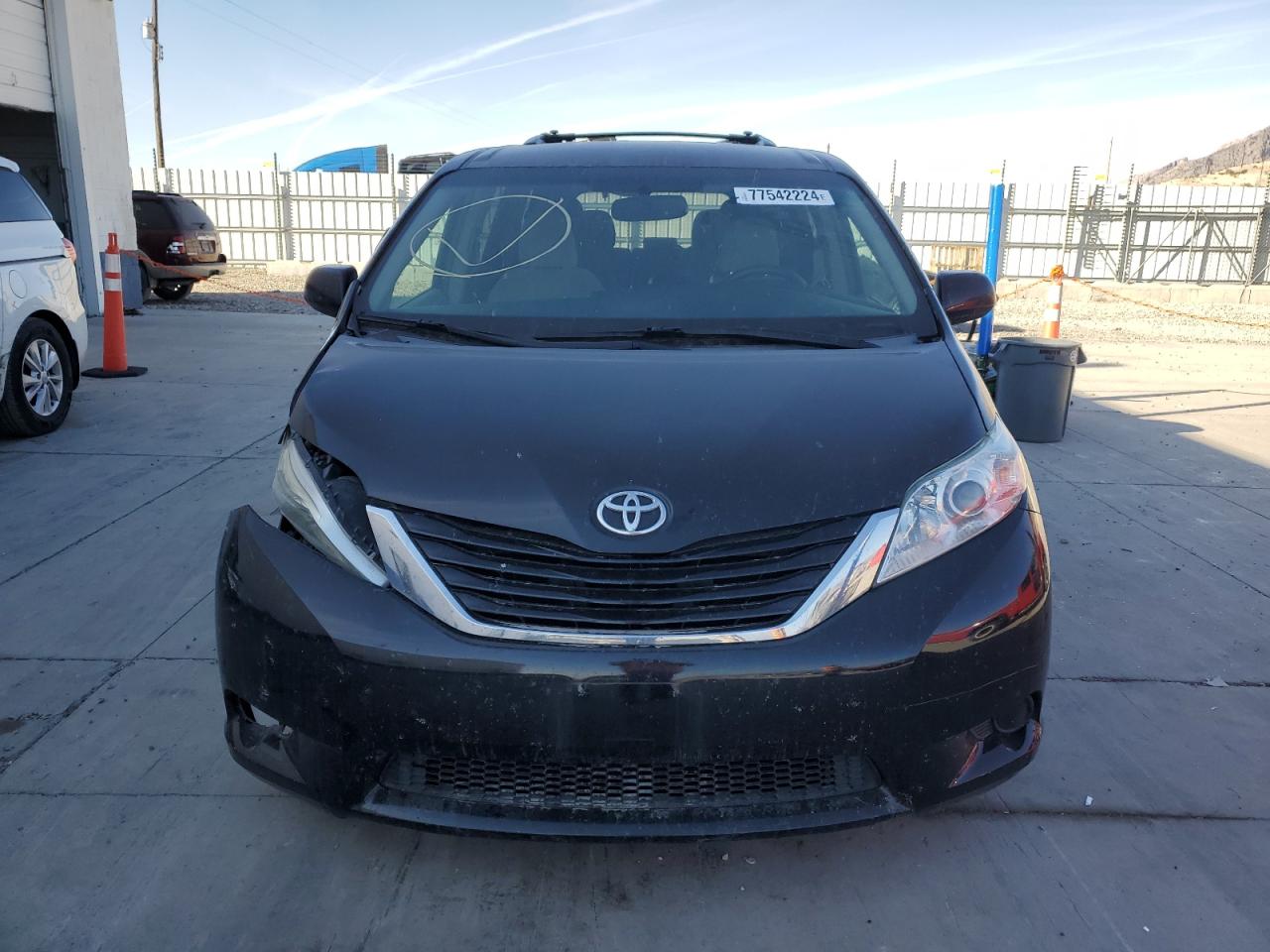 VIN 5TDKZ3DC7HS848888 2017 TOYOTA SIENNA no.5