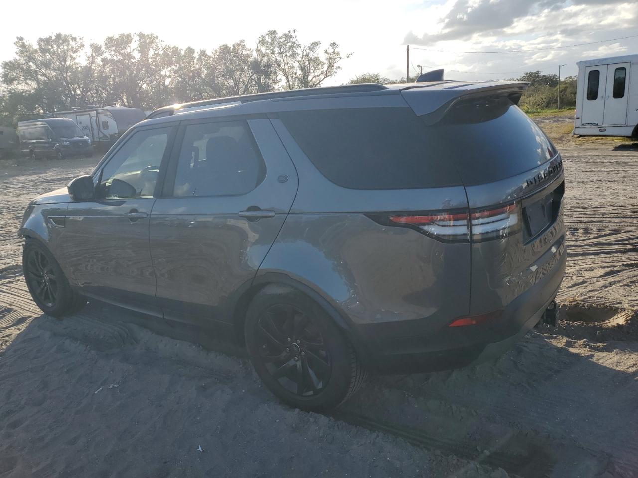 2018 Land Rover Discovery - Image 2