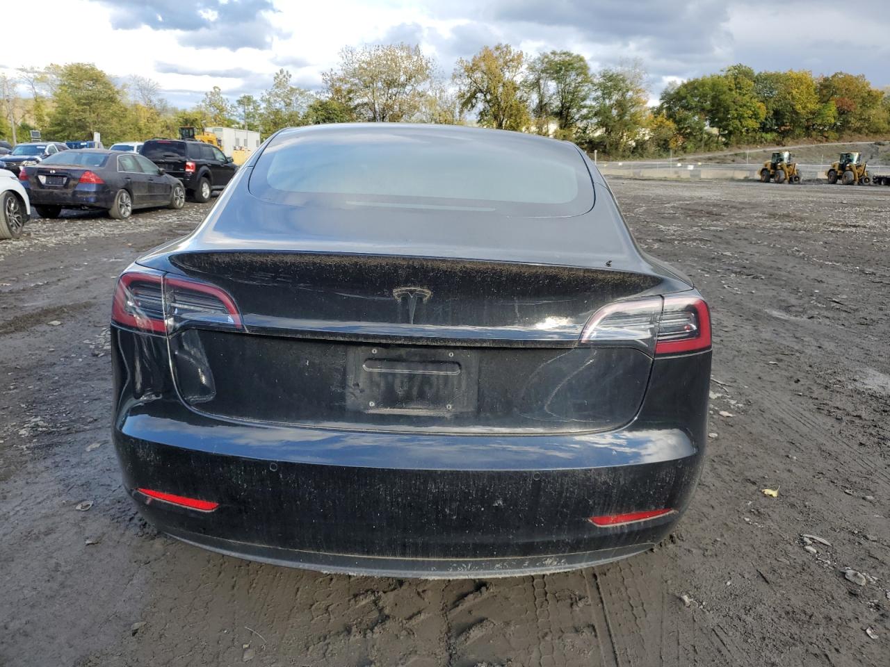 5YJ3E1EB1JF118768 2018 Tesla Model 3