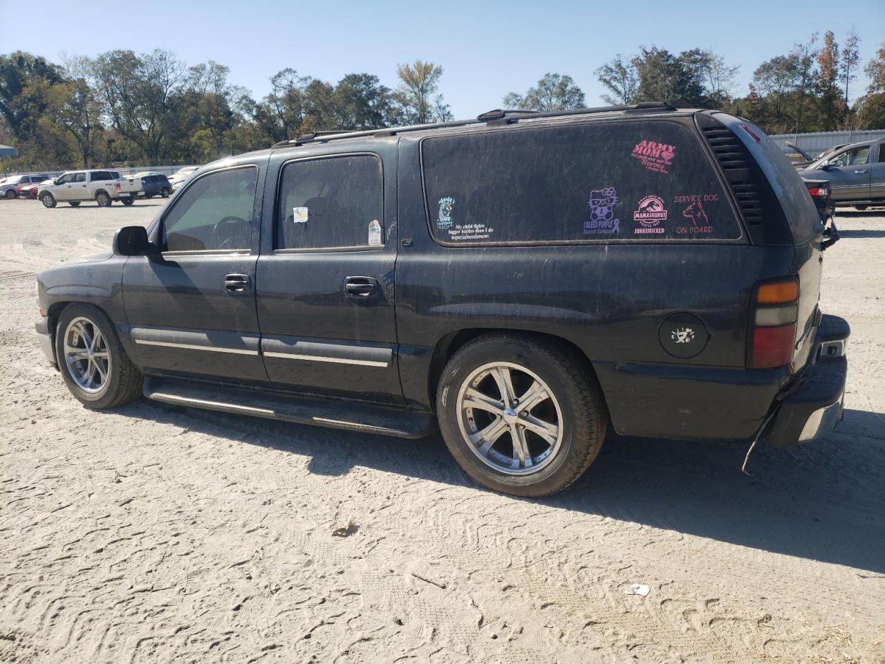 2004 Chevrolet Suburban - Image 2