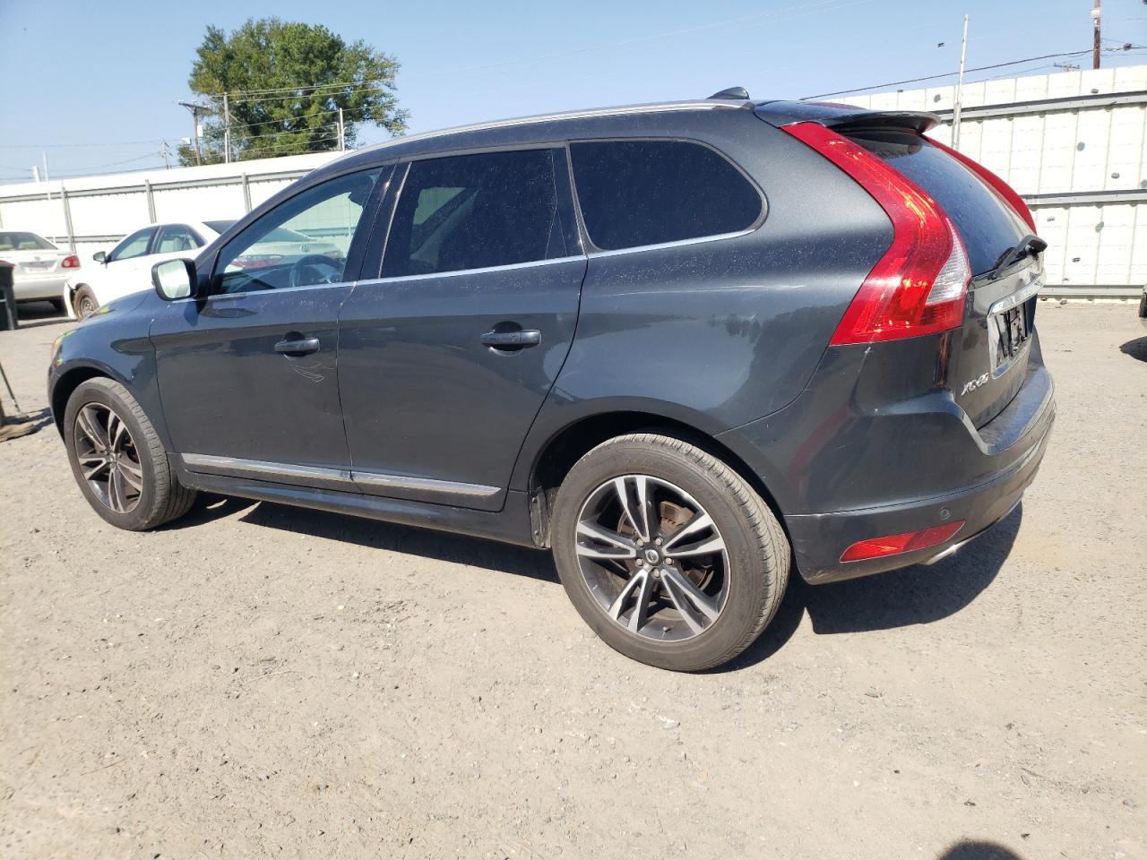 2015 Volvo XC60 - Image 2