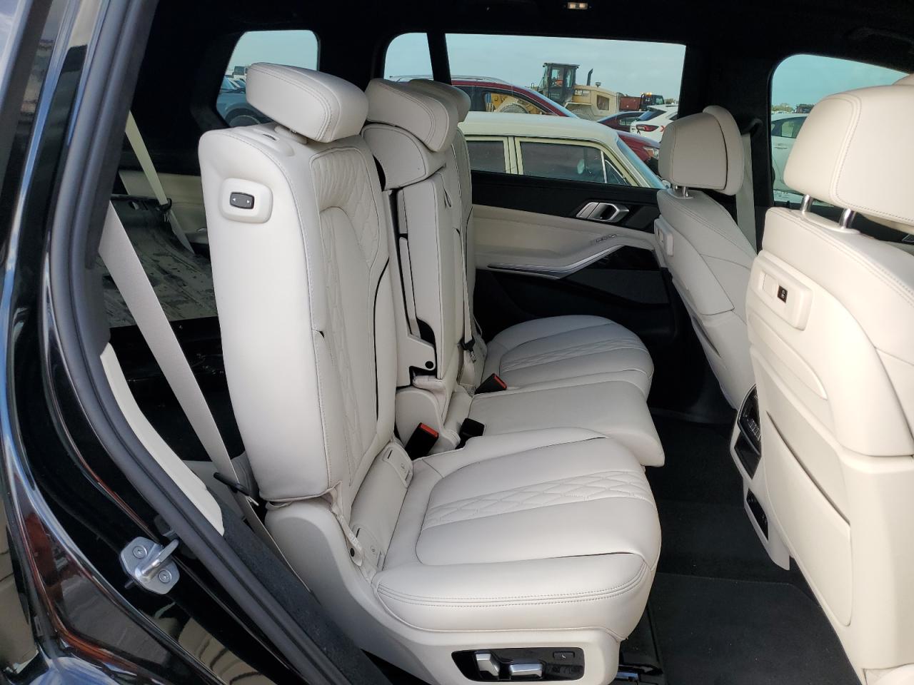2022 BMW X7 - Image 11