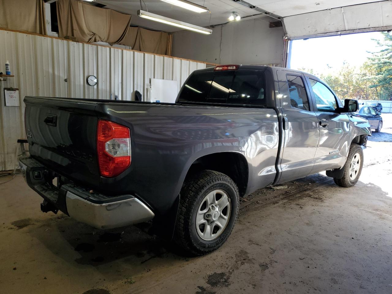 5TFUM5F11HX071598 2017 Toyota Tundra Double Cab Sr