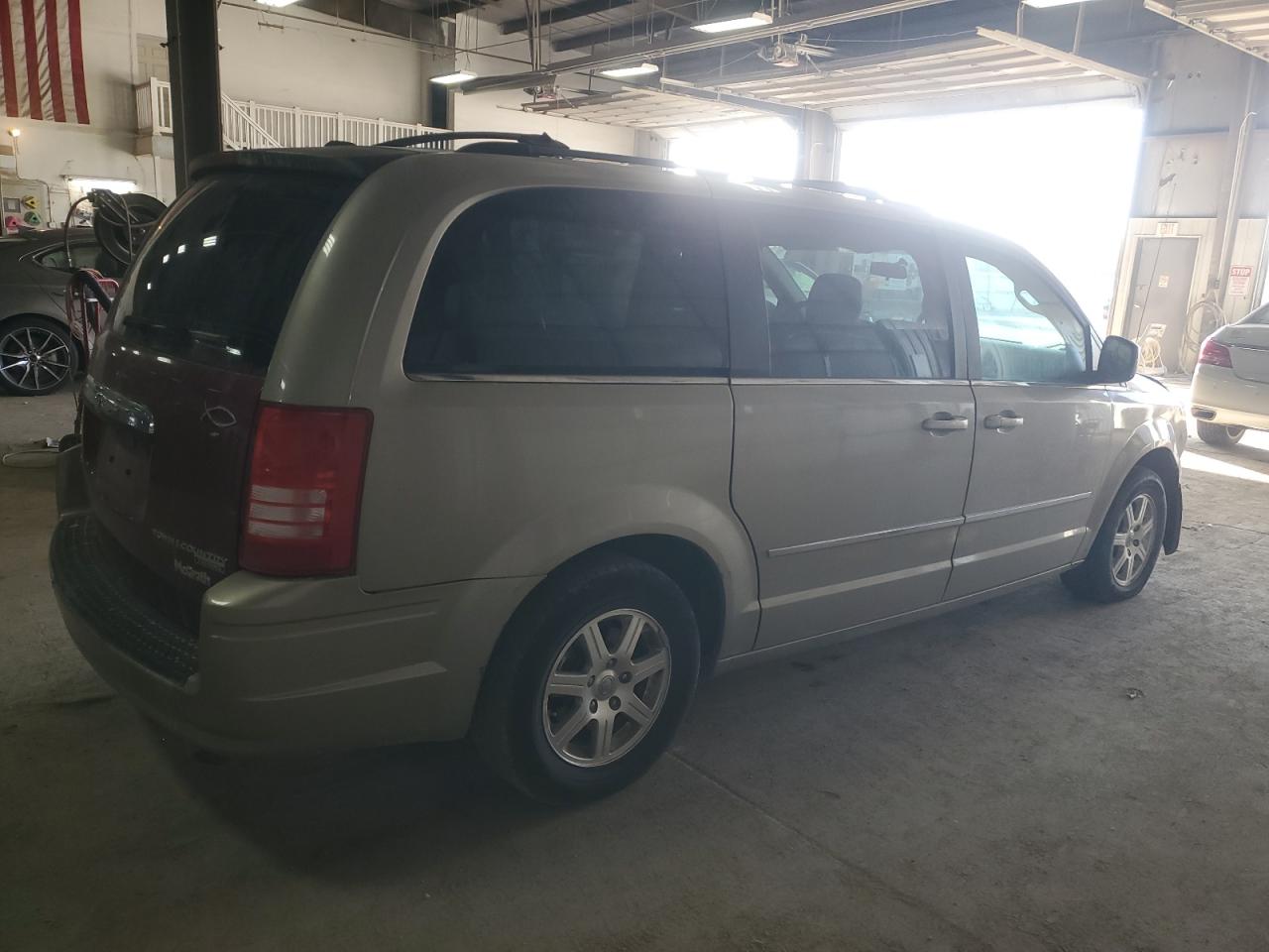 2009 Chrysler Town & Country - Image 3