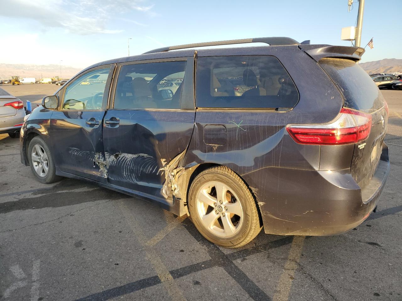 5TDKZ3DC3JS953983 2018 TOYOTA SIENNA - Image 2