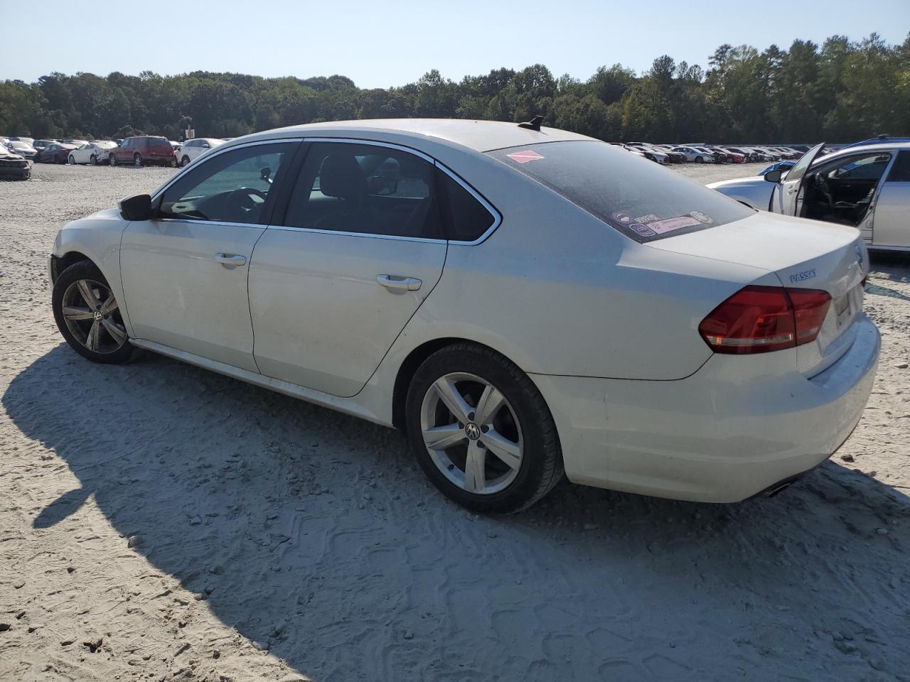 2014 Volkswagen Passat - Image 2