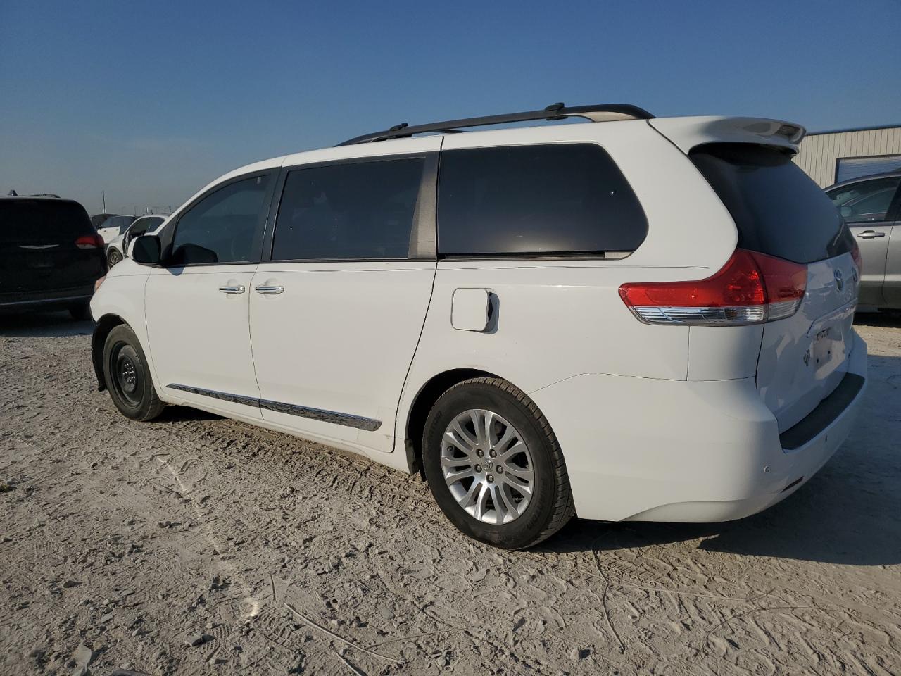 2011 Toyota Sienna - Image 2