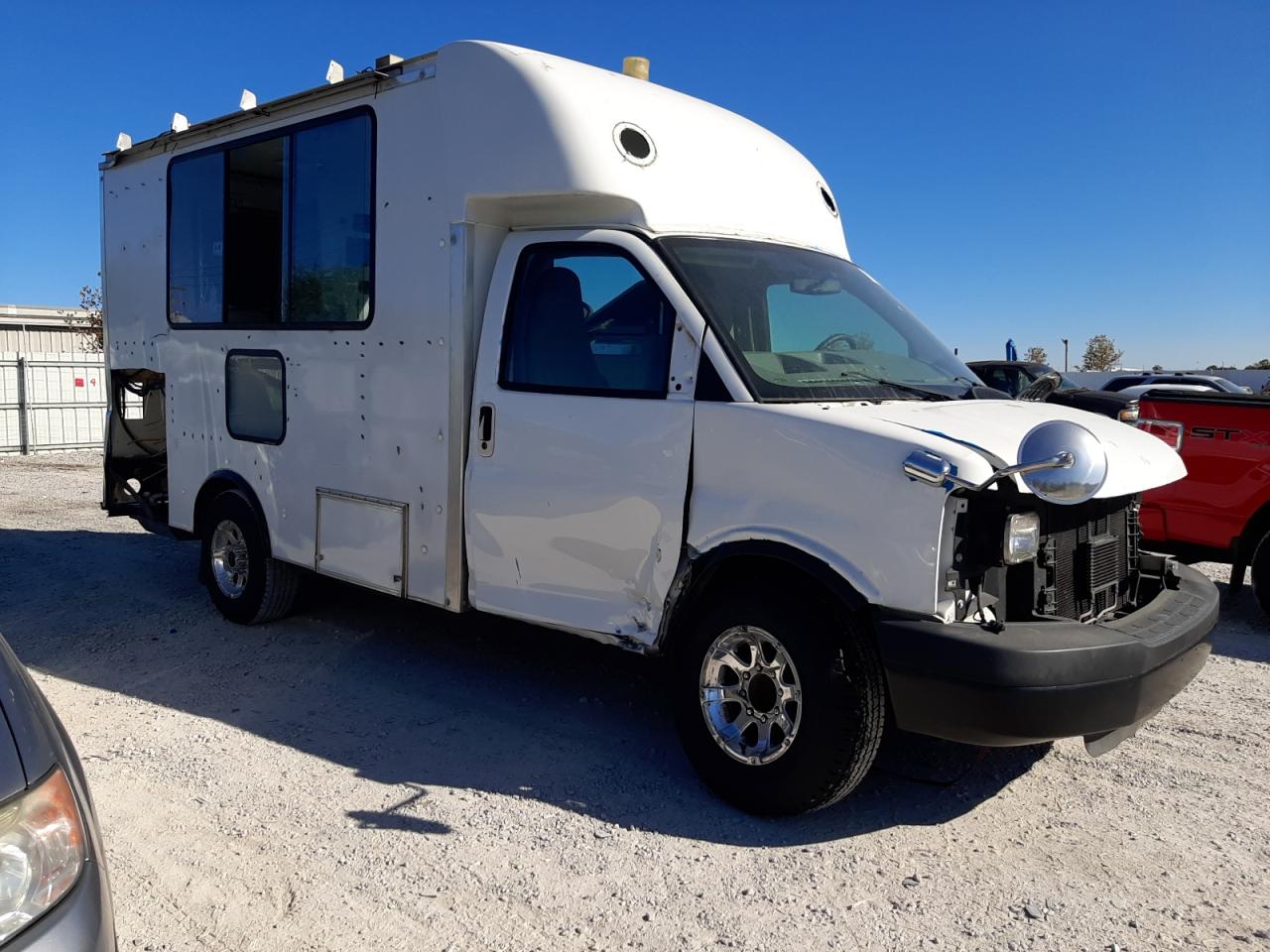 2010 Chevrolet Express - Image 4