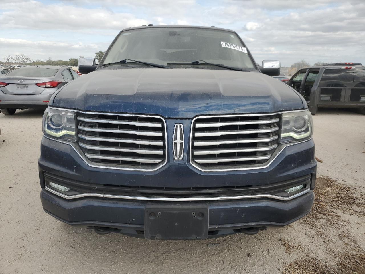 2017 Lincoln Navigator - Image 5